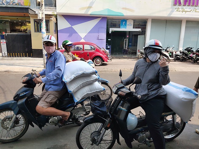 TP.HCM bắt đầu chi hỗ trợ cho người nghèo, giáo viên...