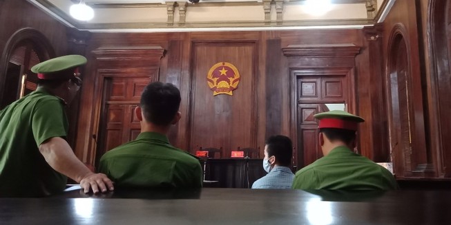 Thiếu niên lãnh án vì giật điện thoại của người nước ngoài