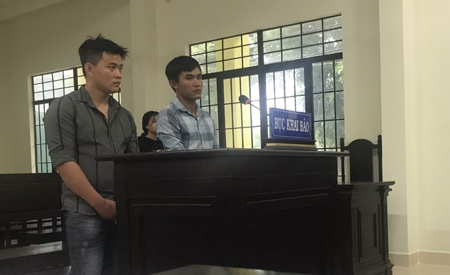 Hai thanh niên làm bậy khi thấy bạn gái nhí say xỉn