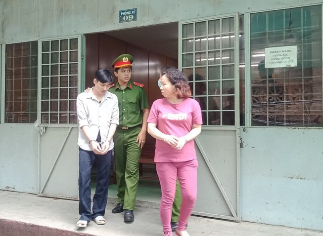 Cặp đôi 'rổ rá cạp lại' cùng hầu tòa vì ma túy