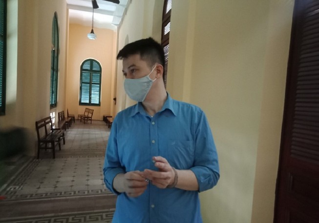lua hon 2 ti an choi noi doi gui tien cho cha tri benh