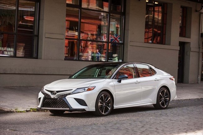 Camry 2018 rẻ bất ngờ, Toyota đồng loạt giảm giá ô tô