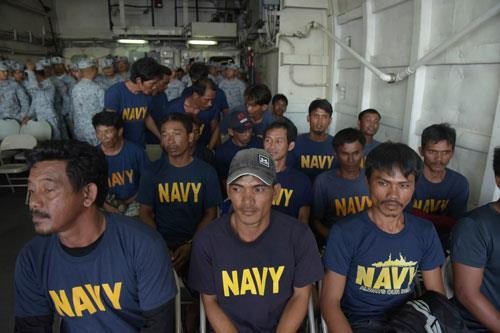 Ngư dân Philippines được cứu sống đã lên tàu của Hải quân Philippines. Ảnh: AP