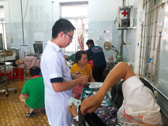 Điều tra vụ gần 200 người nhập viện nghi ngộ độc sau tiệc cưới