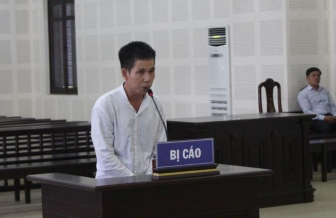 Đi ăn bún bị chém trọng thương