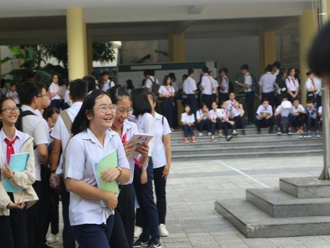 'Thi xong ba con mình đi ăn bánh canh nghe!'