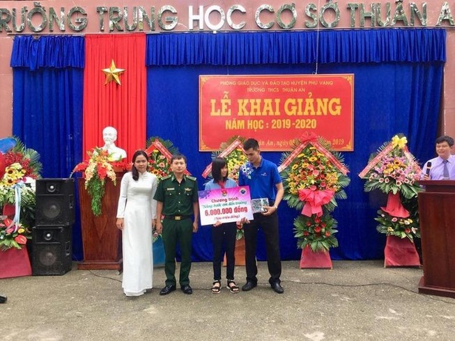 Trao học bổng 'Nâng bước em đến trường' cho nữ sinh nghèo