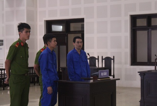 Hai thanh niên mang mã tấu vào phòng trọ truy sát