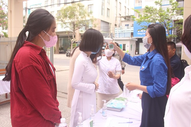 Học sinh lớp 12 Đà Nẵng đi học sau thời gian nghỉ chống dịch