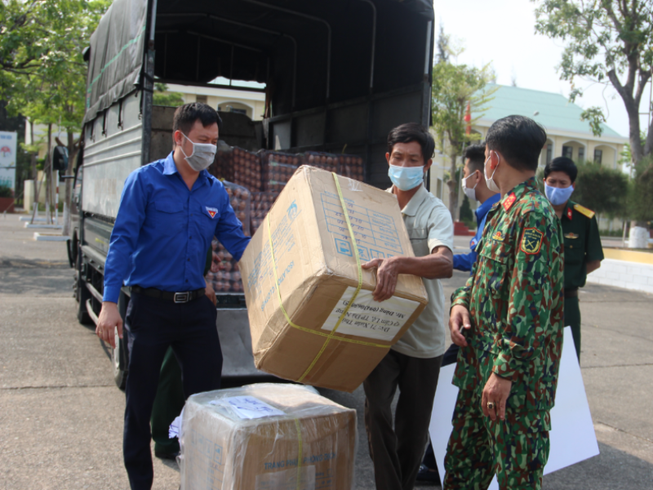 Thành đoàn Đà Nẵng trao quà hỗ trợ các khu cách ly tập trung