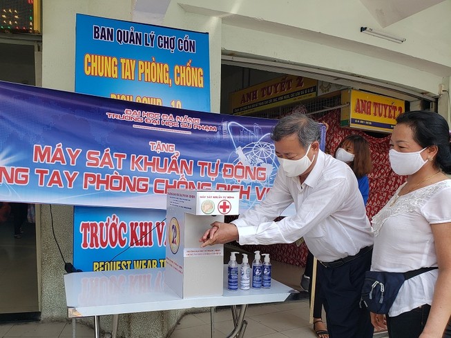Thầy trò chế tạo máy sát khuẩn tặng các chợ chống COVID-19