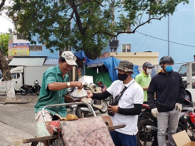 'Cơm ngon lắm, hôm qua tôi nhận một hộp rồi'