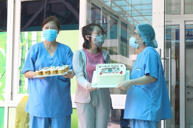 Nữ bệnh nhân 135 tặng bánh kem cảm ơn y, bác sĩ Đà Nẵng