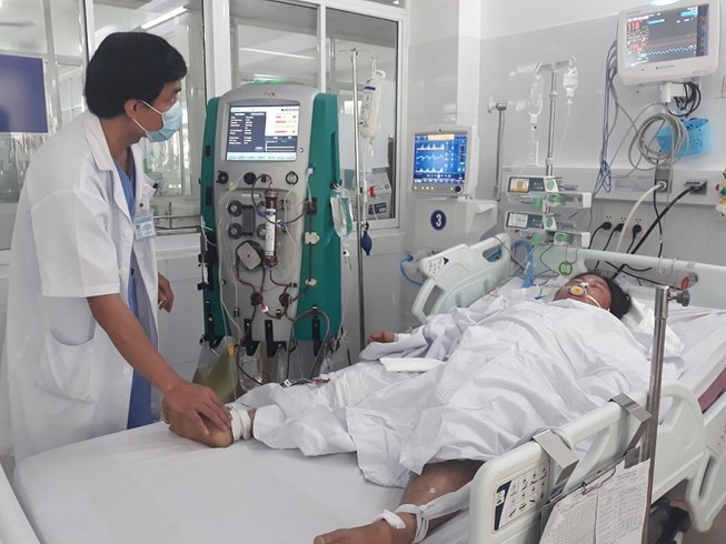 Hái nấm về ăn tối, 3 người trong 1 gia đình nguy kịch