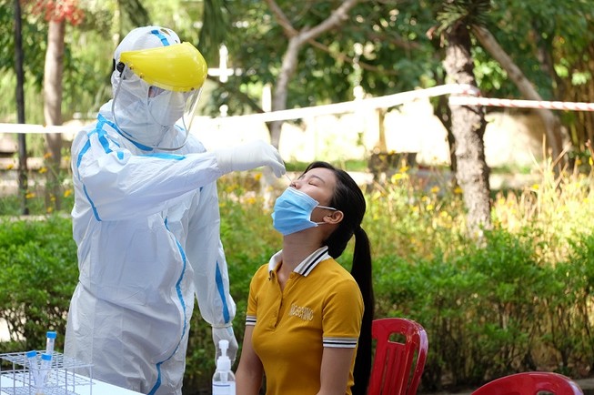 Đà Nẵng trang bị quần áo bảo hộ cho cán bộ coi thi