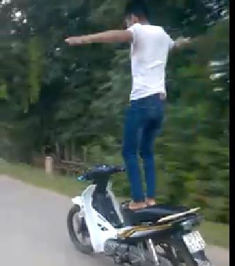 Thanh niên liều mạng bỏ tay lái để xe máy tự chạy đã trình diện
