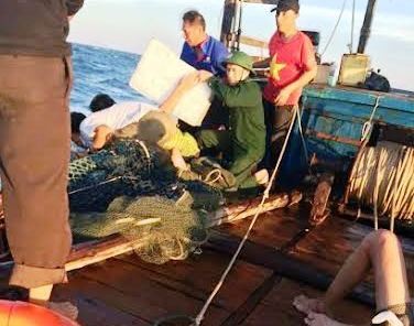 3 ngư dân bị chìm tàu bơi 60 phút trên biển được cứu sống