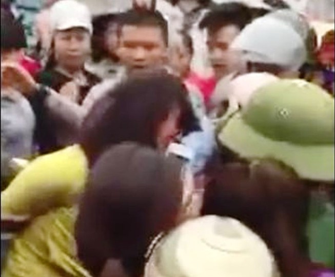 Hàng trăm người vây bắt 1 phụ nữ do hiểu nhầm