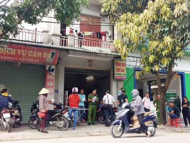 Hoảng hồn phát hiện bạn trai treo cổ chết bên cạnh
