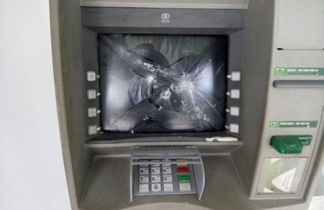 'Phê' ma túy đi đập phá trụ ATM