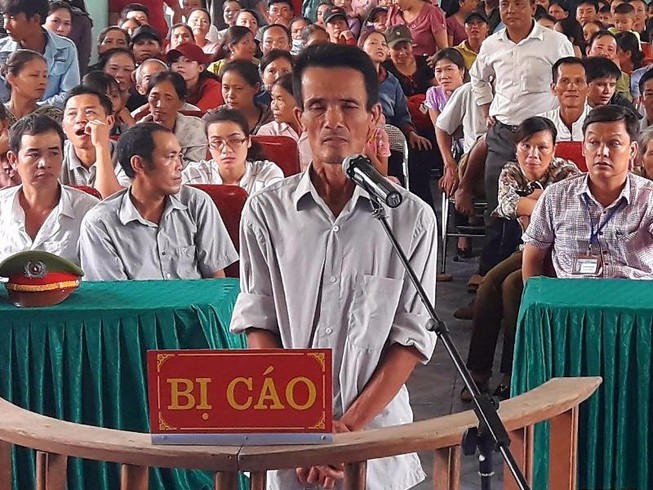 Chặt phá vườn cam của hàng xóm, xong hối hận đi xin lỗi