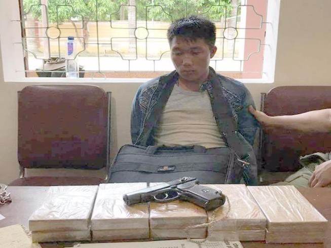 Lên nòng súng K59 khi đi buôn 10 bánh heroin
