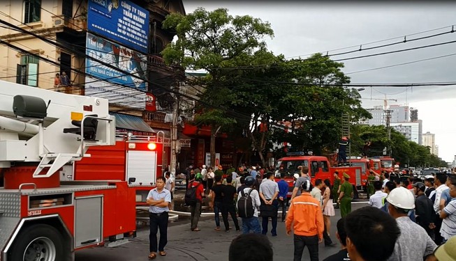 Chặn đường cứu nhà 3 tầng cháy lớn