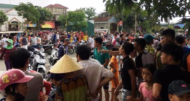 Dân vây trụ sở công an đòi xử 1 phụ nữ vì nghi bắt cóc