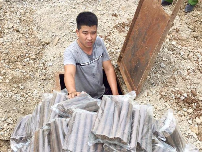 Bắt người đào hầm bí mật chôn giấu 100kg thuốc nổ