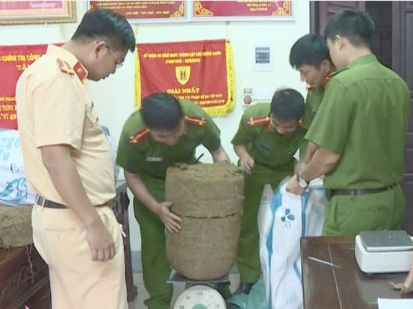 120 kg cần sa, hơn 2.000 viên hồng phiến trên xe Toyota