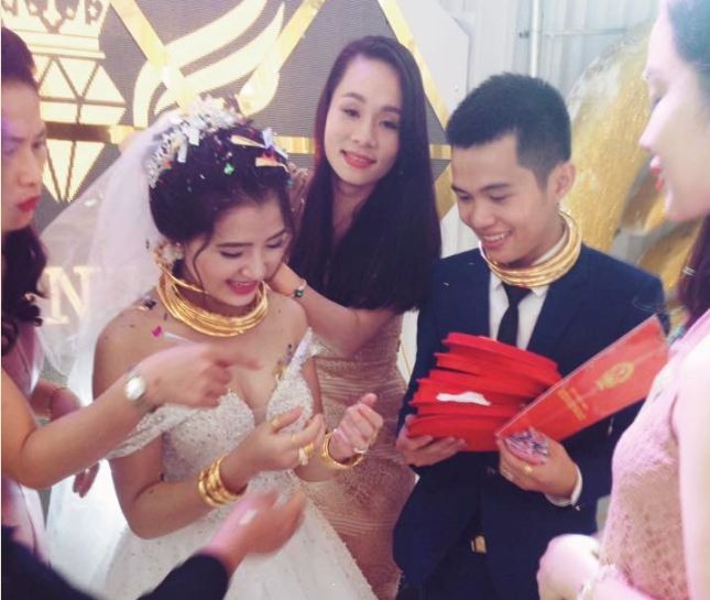 Xôn xao đám cưới trao biệt thự, xe hơi, 10 cây vàng