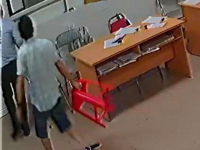 Giám đốc đánh nữ bác sĩ: 'Tát vài cái chứ có chi đâu'
