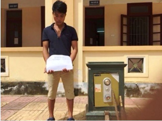 Đục két sắt trộm vàng, tiền nhà hàng xóm