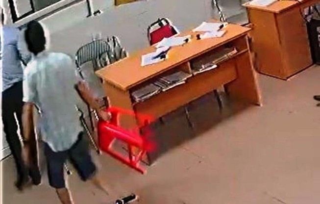 Vụ chủ tịch phường 'xách ghế': Phạt giám đốc 3,6 triệu