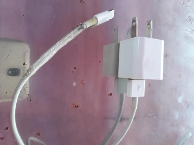 Sử dụng iPhone khi sạc, nữ sinh tử vong
