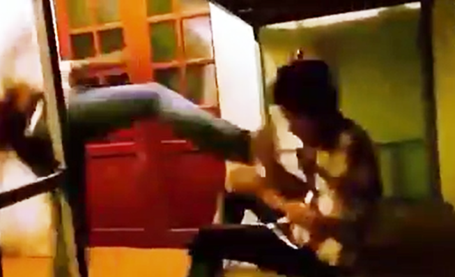 Đạp chân vào mặt, đánh học sinh lớp 9 rồi quay video