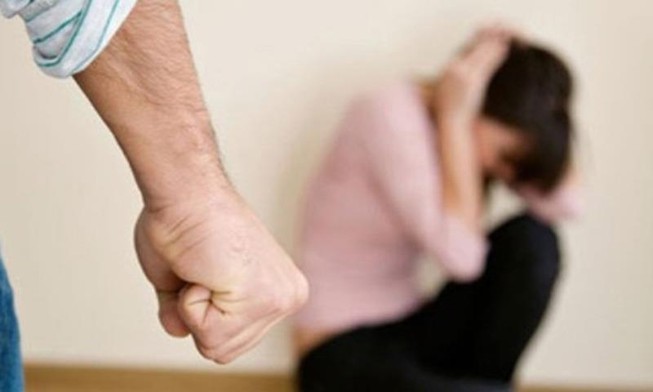 Đứng dậy khỏi mâm cơm, cô gái bị người yêu đánh tử vong