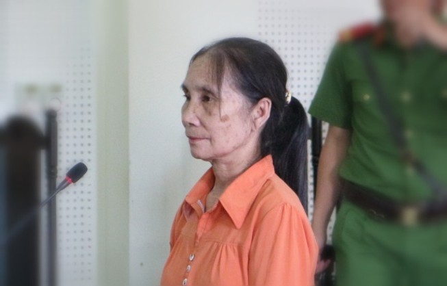 Cô giáo nghỉ hưu lừa bán học sinh cũ xinh đẹp sang TQ