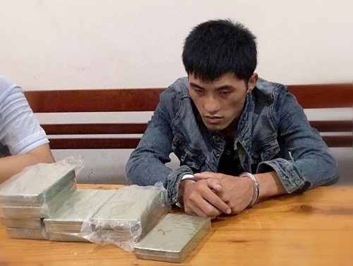 Lợi dụng sau mưa lũ, ôm 10 bánh ma túy vào Việt Nam