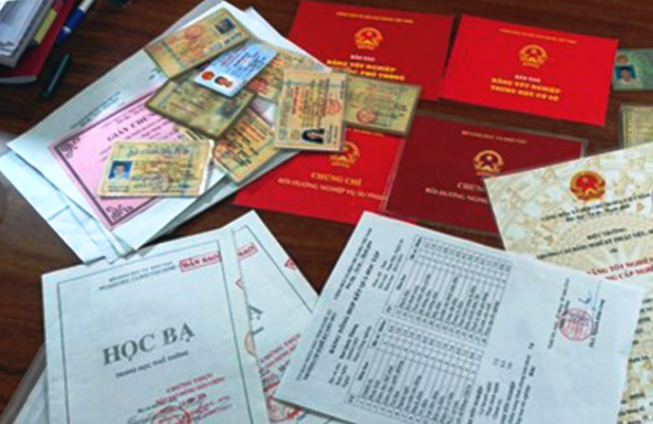 Đôi nam nữ bị khởi tố vì bán 'bằng cử nhân' giá 700 ngàn đồng