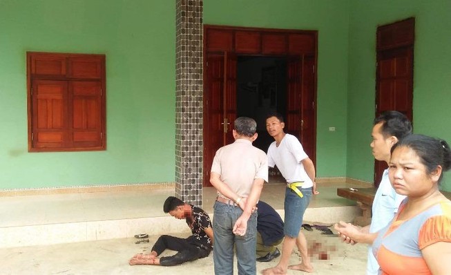Phát hiện chồng nguy kịch ngồi ôm thi thể vợ ở Nghệ An