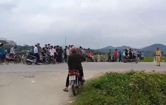 Cảnh sát đã bắt nhóm ôm súng cố thủ trong ô tô