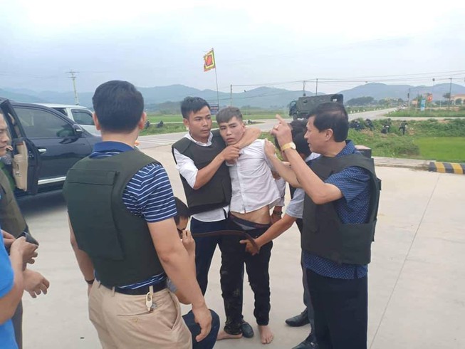 Đã bắt được kẻ ôm trẻ em, vũ khí nóng cố thủ trên xe hơi