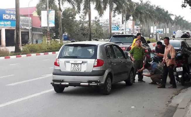 Xe hơi tông xe máy, một quân nhân tử vong
