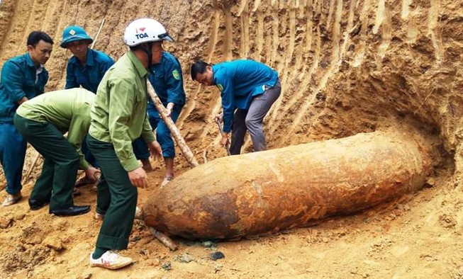 Đào đất làm nhà, phát hiện quả bom dài hơn 2 mét