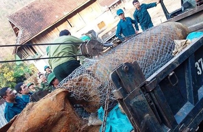 Dùng lưới B40 quây bom dài 2 mét để cẩu lên xe tải