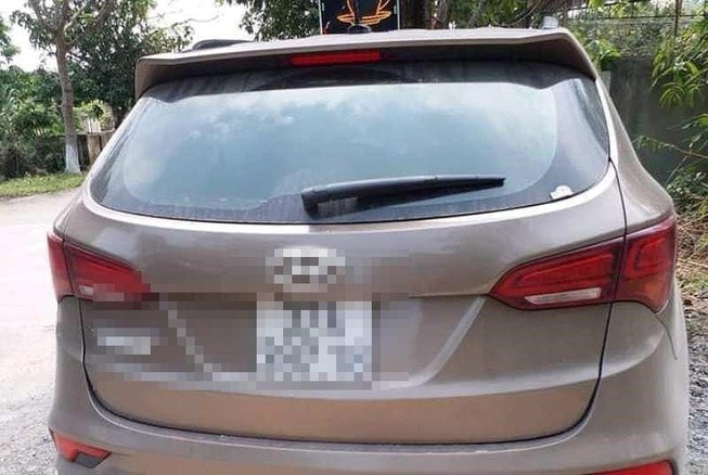 Một giám đốc bị đâm trên xe hơi nghi do ghen tuông