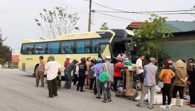Xe khách chở học sinh tông xe máy điện và xe lôi