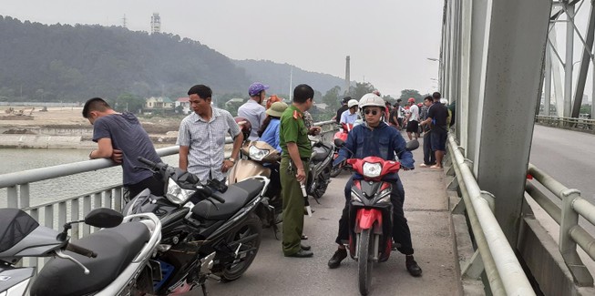 Nữ kế toán trường mầm non nhảy cầu tự tử