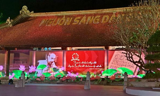 Đoàn công tác TP.HCM dâng hương tại Khu di tích Kim Liên